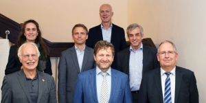 v.r.n.l. MR Dipl.-Ing. Lutz Mandel, Prof. Dr.-Ing. Uwe Willberg, Dipl.-Ing. Olaf Reibetanz, Dipl.-Ing. Klemens Anwander, Dr.-Ing. Hans Grassl, Frau Dipl.-Ing. Tabea Neumann-Schwarzkopf, Prof. Dipl.-Ing. Werner Pfisterer, nicht im Bild Dr-Ing Herbert Duda v.r.n.l. MR Dipl.-Ing. Lutz Mandel, Prof. Dr.-Ing. Uwe Willberg, Dipl.-Ing. Olaf Reibetanz, Dipl.-Ing. Klemens Anwander, Dr.-Ing. Hans Grassl, Frau Dipl.-Ing. Tabea Neumann-Schwarzkopf, Prof. Dipl.-Ing. Werner Pfisterer, nicht im Bild Dr-Ing Herbert Duda